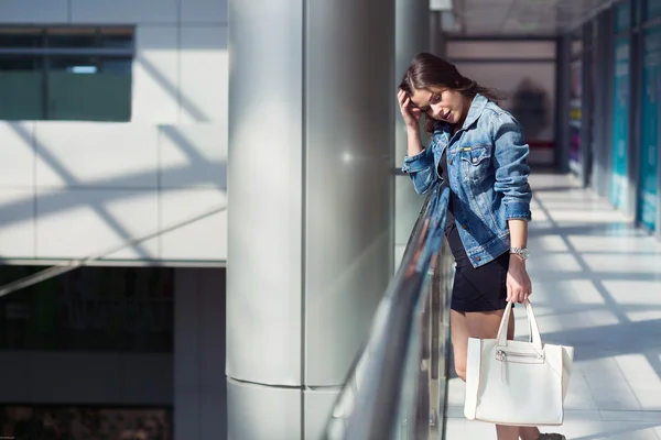 Frau in einem Einkaufszentrum — Stockfoto