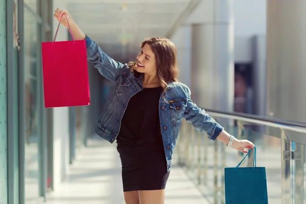 Femme dans un centre commercial — Photo