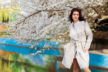 bir bahar parkta güzel kadın