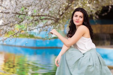 Bir bahar parkta romantik kadın