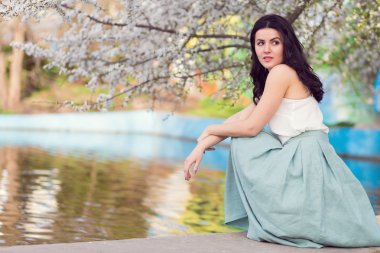 Bir bahar parkta romantik kadın