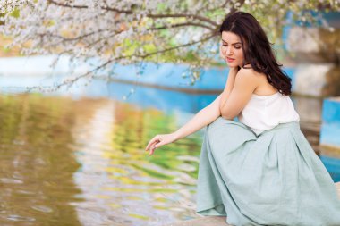 Bir bahar parkta romantik kadın