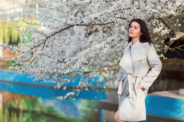Beautiful woman in a spring park — Stock Photo, Image