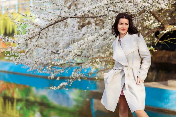 Mooie vrouw in een voorjaar park — Stockfoto