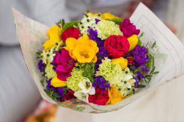 bir bankta gelin buketi