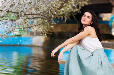 Bir bahar parkta romantik kadın