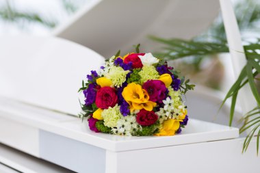 Beyaz piyano ve düğün buketi