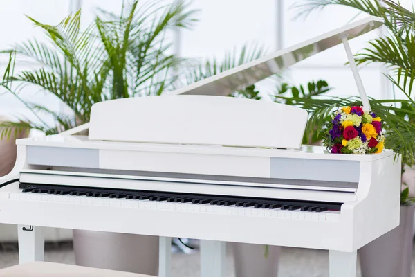 White piano and wedding bouquet — Stock Photo, Image