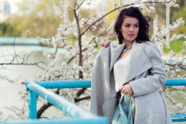 Güzel kadın ve kiraz çiçeği