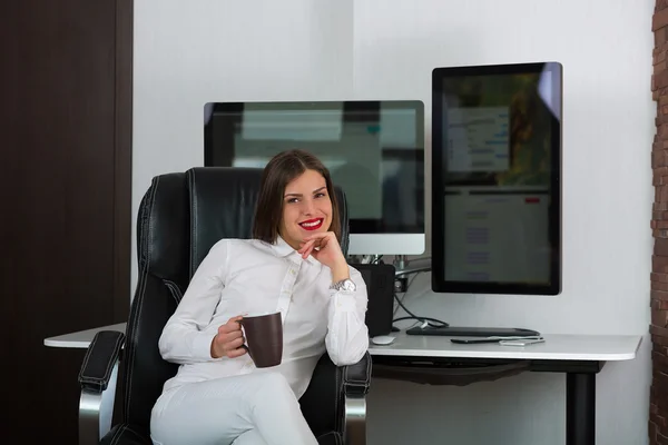 Žena v kanceláři — Stock fotografie