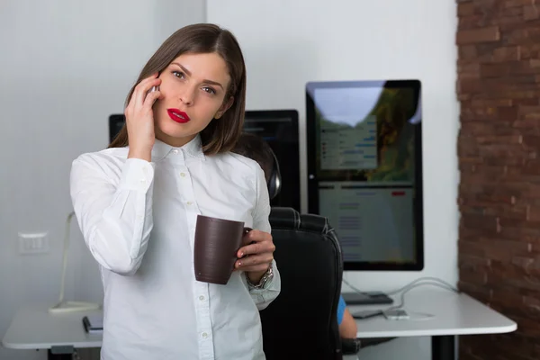 Mulher no escritório — Fotografia de Stock