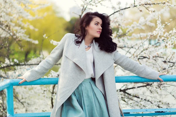 Beautiful woman and cherry blossom — Stock Photo, Image