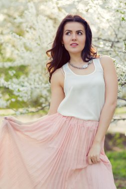 bir bahar parkta güzel kadın