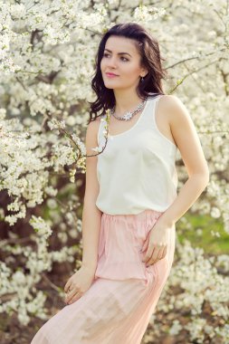 bir bahar parkta güzel kadın