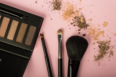 Şık kozmetik makyaj essentials