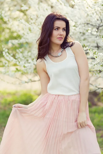 Beautiful woman in a spring park — Stock Photo, Image