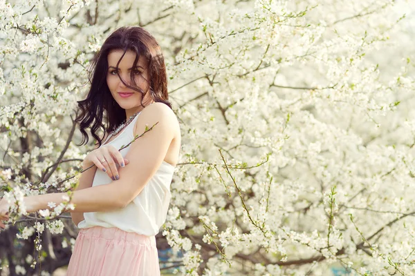 Schöne Frau in einem Frühlingspark — Stockfoto