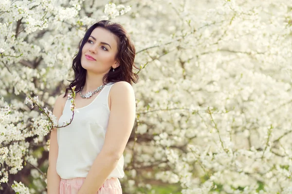 Beautiful woman in a spring park — Stock Photo, Image