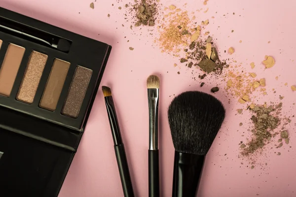 Şık kozmetik makyaj essentials