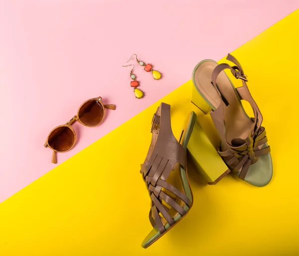 Stylische Sommermode Essentials auf rosa und gelben Hintergrund — Stockfoto