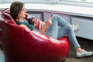 Kadın evinde bir ebook okuma