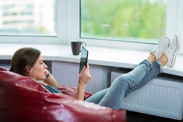 Mujer leyendo un ebook en su casa — Foto de Stock