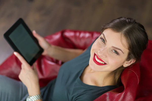 Mujer leyendo un ebook en su casa —  Fotos de Stock