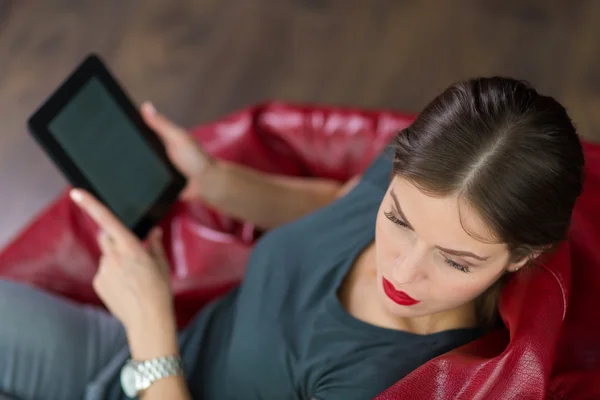 Mulher lendo um ebook em sua casa — Fotografia de Stock