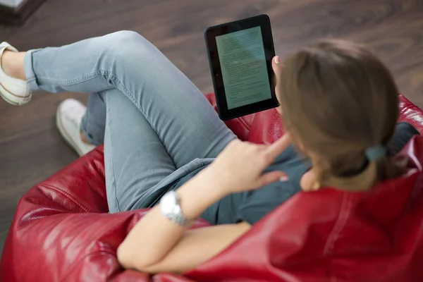 Mulher lendo um ebook em sua casa — Fotografia de Stock