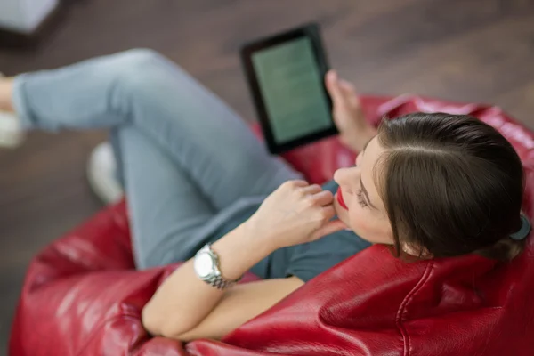 Mujer leyendo un ebook en su casa — Foto de Stock