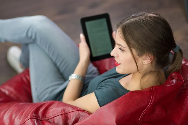 Mulher lendo um ebook em sua casa — Fotografia de Stock