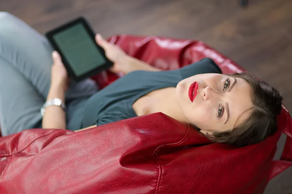 Mulher lendo um ebook em sua casa — Fotografia de Stock