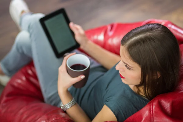 Mujer leyendo un ebook en su casa — Foto de Stock