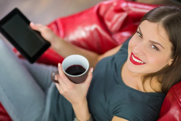 Mulher lendo um ebook em sua casa — Fotografia de Stock