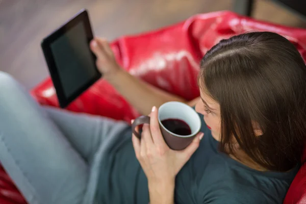 Mulher lendo um ebook em sua casa — Fotografia de Stock