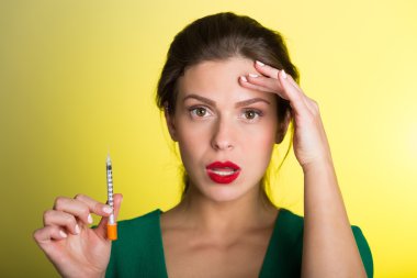 Kadın bir cilt bakım enjeksiyon ile