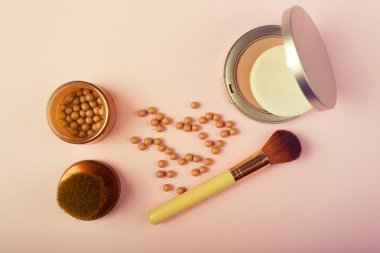 Makyaj temel pembe bir arka plan üzerinde