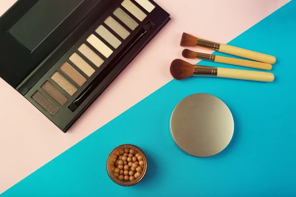 Esenciales de maquillaje sobre un fondo rosa —  Fotos de Stock