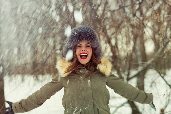 Bella donna in cappotto invernale e cappello di pelliccia — Foto Stock