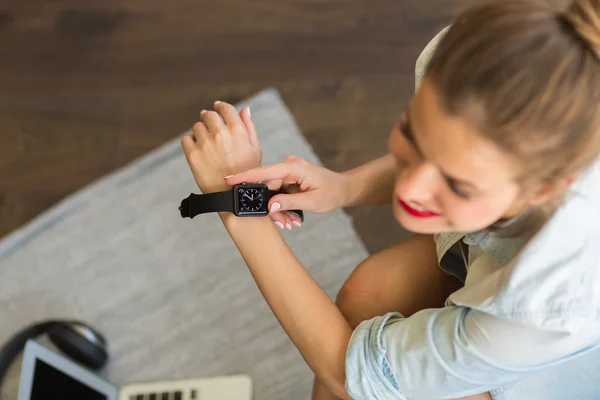 Woman putting on a smartwatch — Stock Photo, Image