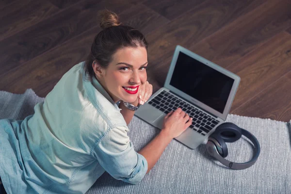Жінка працює в ноутбуці — стокове фото
