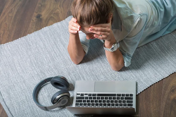 Woman working at the laptop — Stock Photo, Image