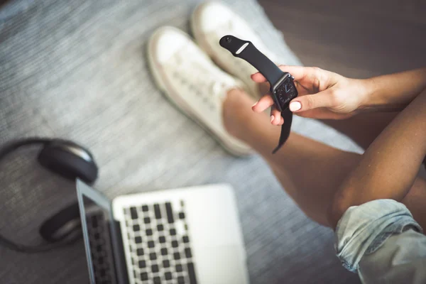 Mujer poniéndose un reloj inteligente — Foto de Stock