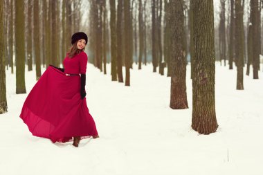 kış orman içinde güzel bir kadın