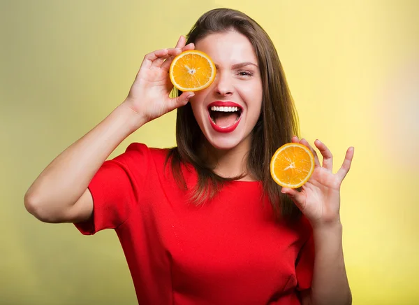 Vrouw in een rode jurk met een oranje — Stockfoto