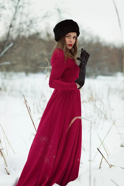 美丽的女人，在冬天的旷野 — 图库照片