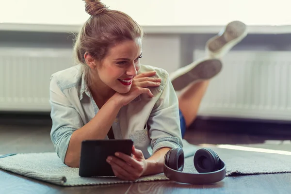 Hermosa mujer con gadgets — Foto de Stock