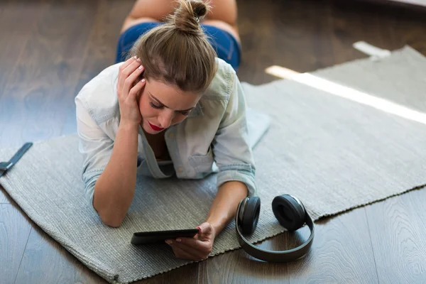 Mooie vrouw met gadgets — Stockfoto