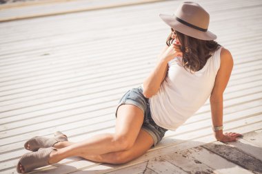 Şık kadın yaz sahilde