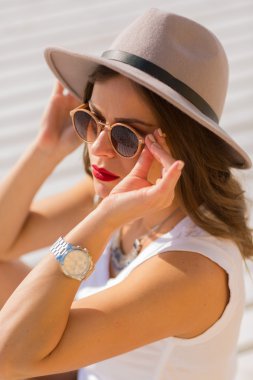 Şık kadın yaz sahilde